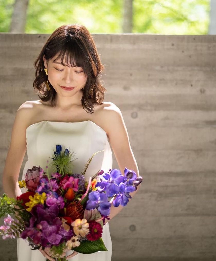 A stunning color combination. The flowers arranged by Ayaka Tominaga, the executive florist at Hibiya Kadan, are wonderful. 🌸😭にて紹介している画像