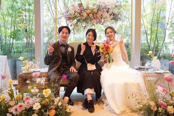 A stunning color combination. The flowers arranged by Ayaka Tominaga, the executive florist at Hibiya Kadan, are wonderful. 🌸😭にて紹介している画像