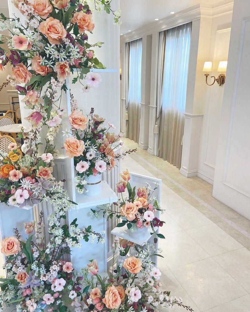 A stunning color combination. The flowers arranged by Ayaka Tominaga, the executive florist at Hibiya Kadan, are wonderful. 🌸😭にて紹介している画像