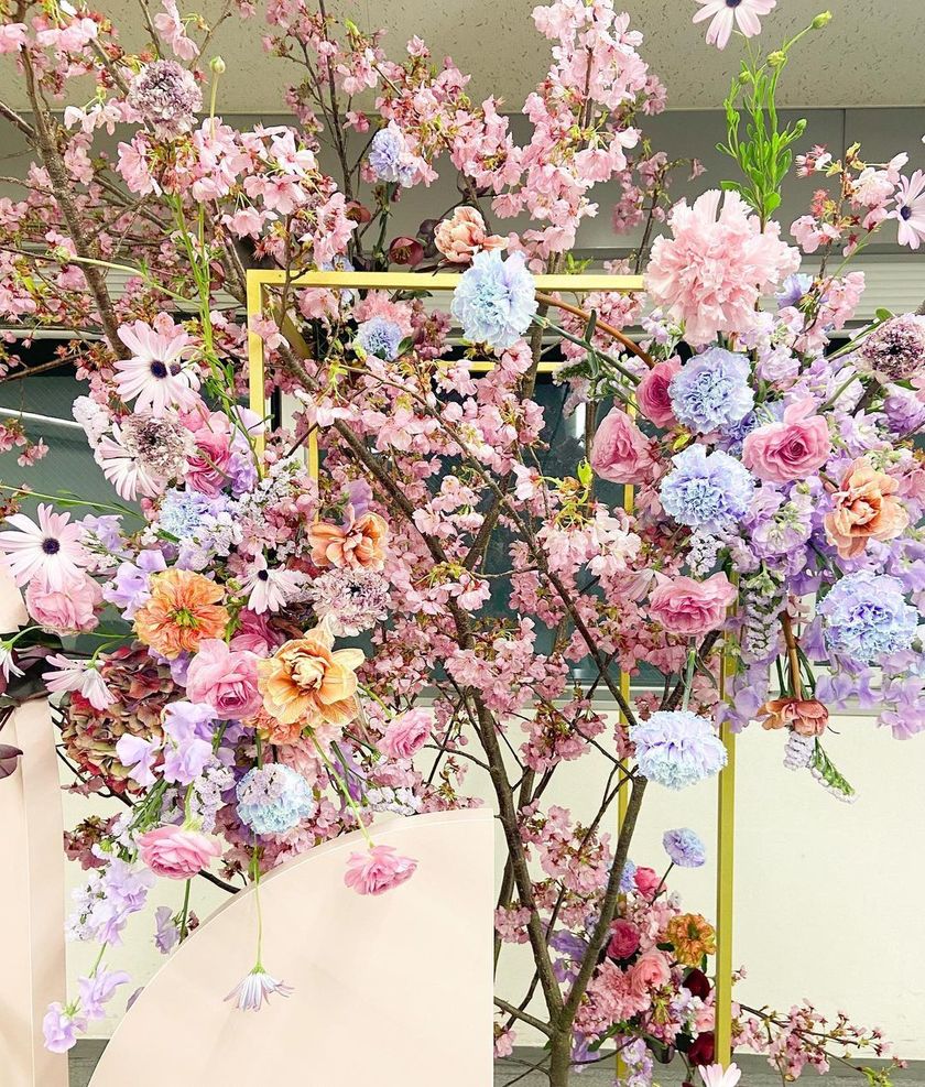 A stunning color combination. The flowers arranged by Ayaka Tominaga, the executive florist at Hibiya Kadan, are wonderful. 🌸😭にて紹介している画像