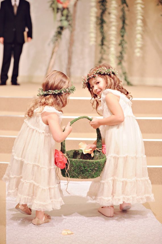 Dressed-Up Little Guests: Adorable Flower Girls!にて紹介している画像
