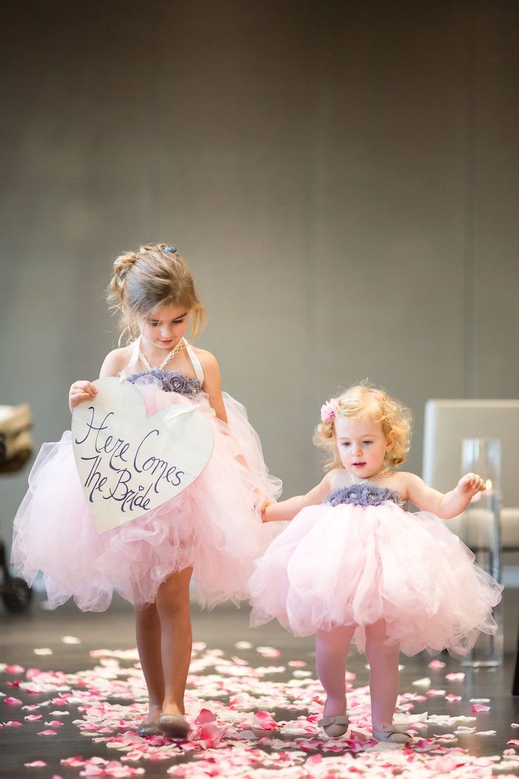 Dressed-Up Little Guests: Adorable Flower Girls!にて紹介している画像