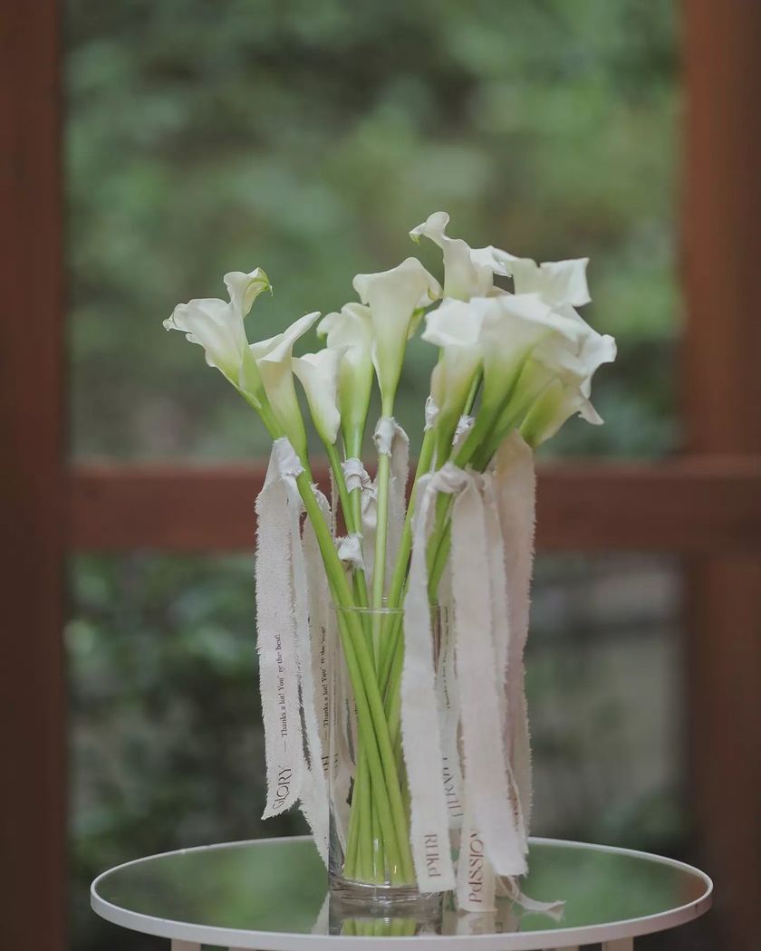 Print meanings on ribbons ♡ The idea of making handmade ribbons to wrap around a dozen roses is wonderful.にて紹介している画像