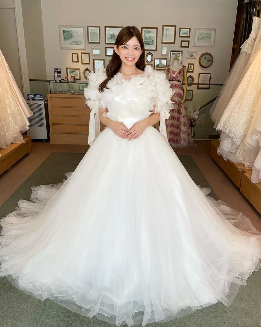 The new stock has finally arrived! A special feature on fitting images of brides in the new marry dresses*にて紹介している画像