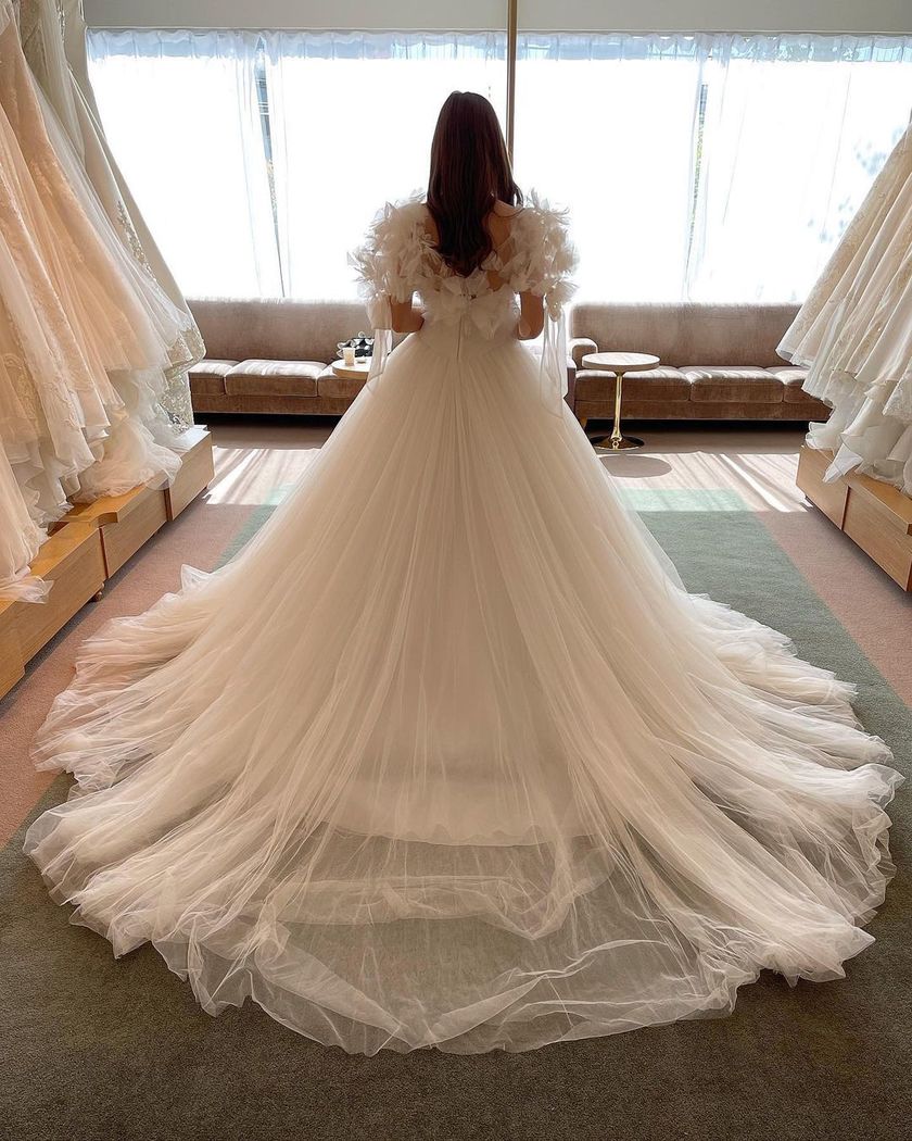 The new stock has finally arrived! A special feature on fitting images of brides in the new marry dresses*にて紹介している画像