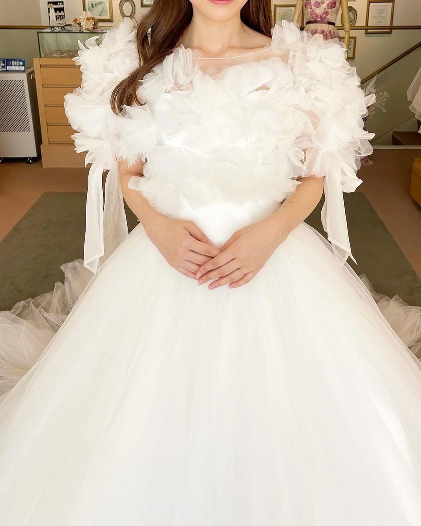 The new stock has finally arrived! A special feature on fitting images of brides in the new marry dresses*にて紹介している画像