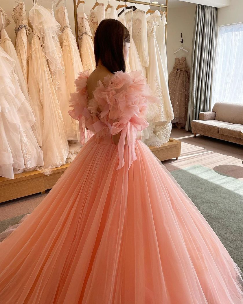 The new stock has finally arrived! A special feature on fitting images of brides in the new marry dresses*にて紹介している画像