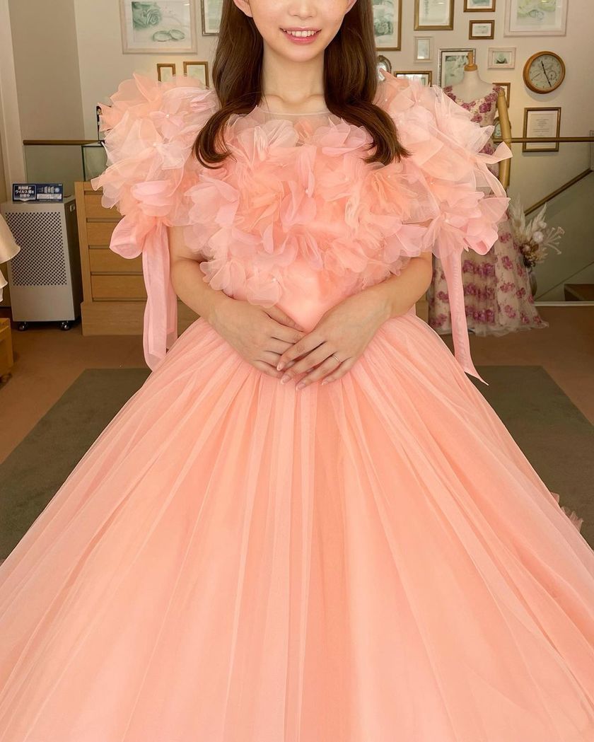 The new stock has finally arrived! A special feature on fitting images of brides in the new marry dresses*にて紹介している画像