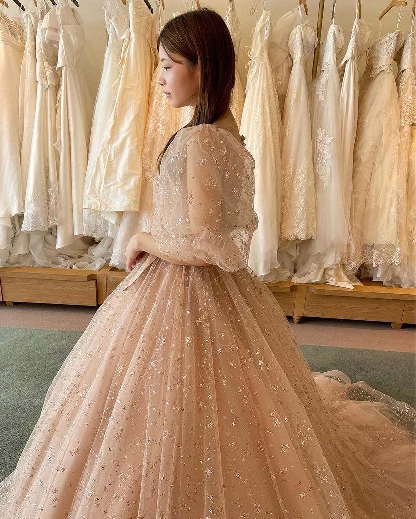 The new stock has finally arrived! A special feature on fitting images of brides in the new marry dresses*にて紹介している画像