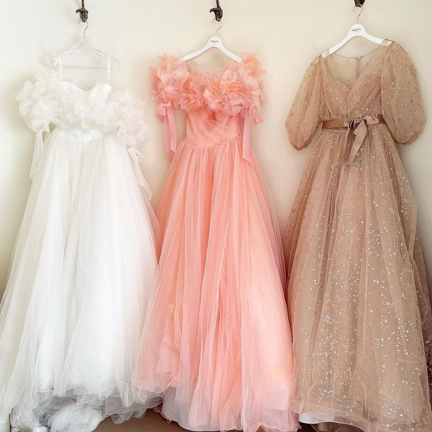 The new stock has finally arrived! A special feature on fitting images of brides in the new marry dresses*にて紹介している画像