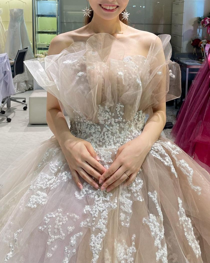 The new stock has finally arrived! A special feature on fitting images of brides in the new marry dresses*にて紹介している画像