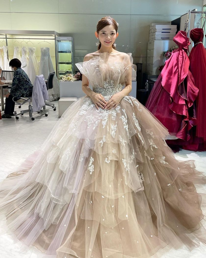 The new stock has finally arrived! A special feature on fitting images of brides in the new marry dresses*にて紹介している画像