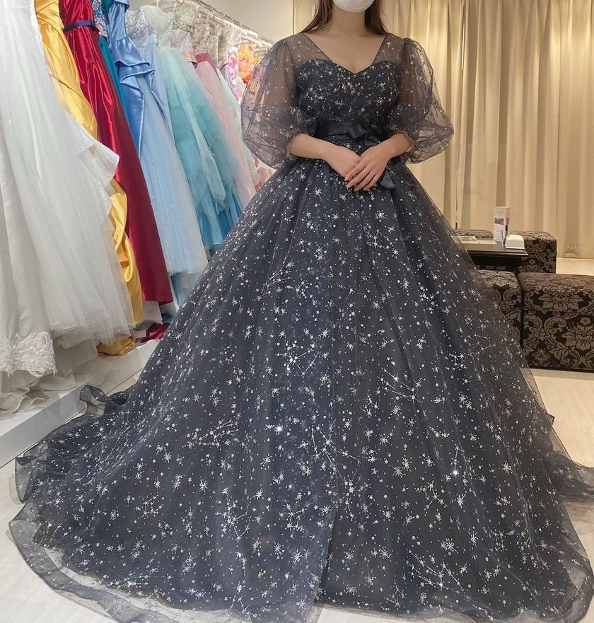 The new stock has finally arrived! A special feature on fitting images of brides in the new marry dresses*にて紹介している画像