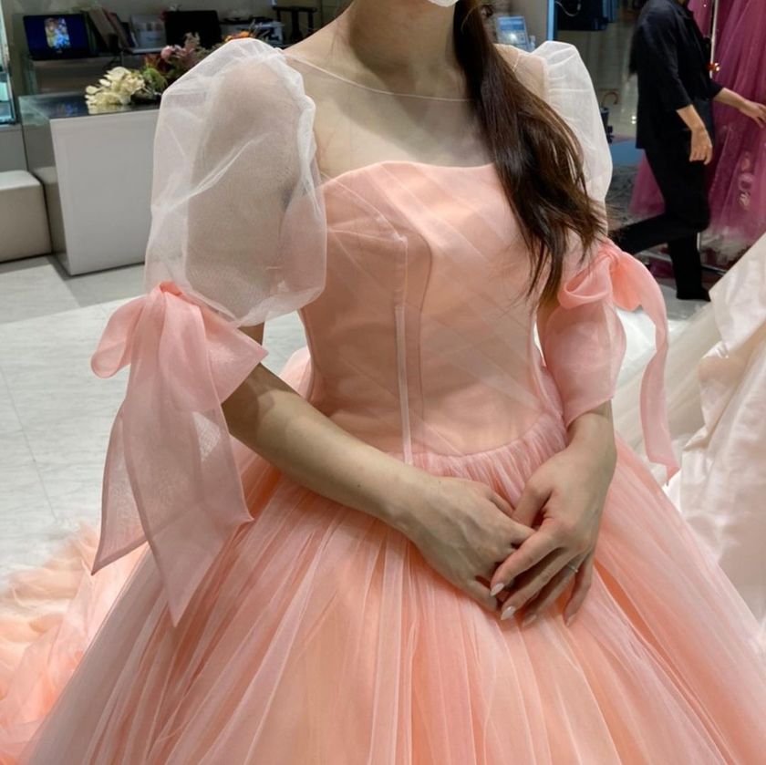 The new stock has finally arrived! A special feature on fitting images of brides in the new marry dresses*にて紹介している画像