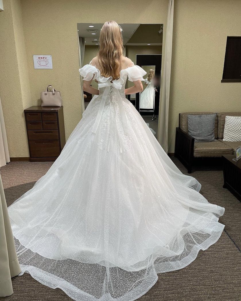 The new stock has finally arrived! A special feature on fitting images of brides in the new marry dresses*にて紹介している画像
