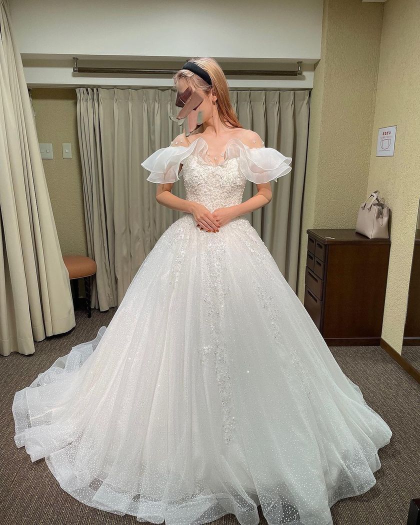 The new stock has finally arrived! A special feature on fitting images of brides in the new marry dresses*にて紹介している画像