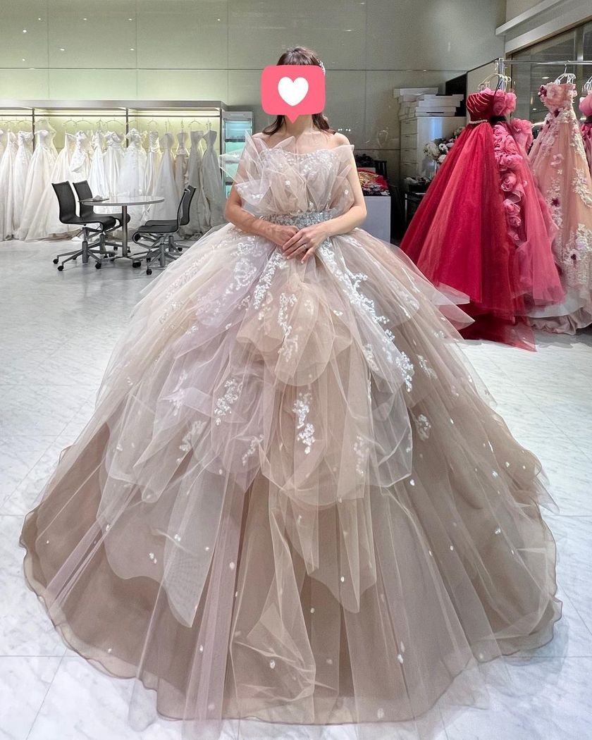 The new stock has finally arrived! A special feature on fitting images of brides in the new marry dresses*にて紹介している画像