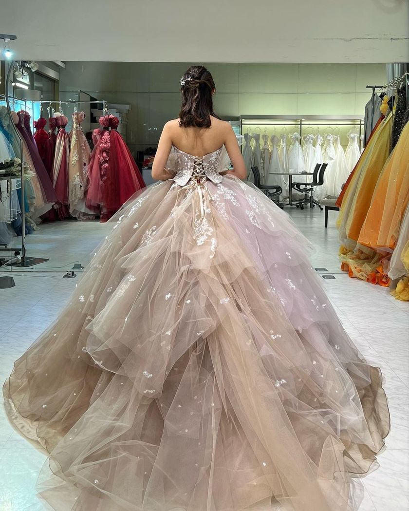 The new stock has finally arrived! A special feature on fitting images of brides in the new marry dresses*にて紹介している画像