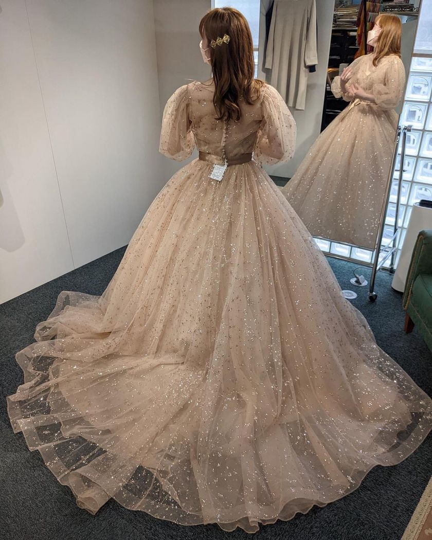 The new stock has finally arrived! A special feature on fitting images of brides in the new marry dresses*にて紹介している画像