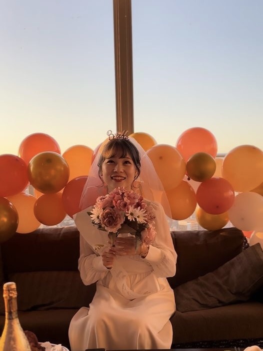 本日の主役感＆ウェディング感アップ♡女子会で用意したら絶対に可愛い【BRIDEカチューシャ】にて紹介している画像