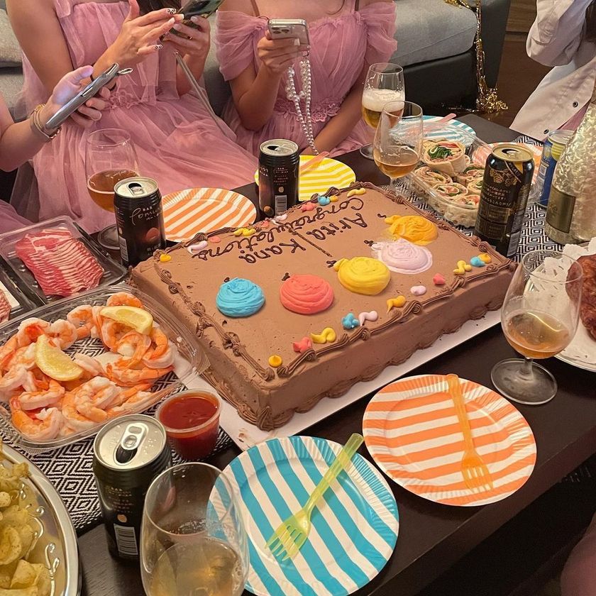 本日の主役感＆ウェディング感アップ♡女子会で用意したら絶対に可愛い【BRIDEカチューシャ】にて紹介している画像