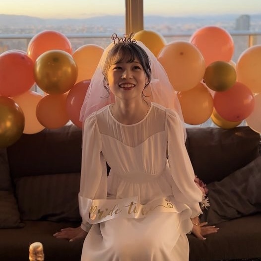 本日の主役感＆ウェディング感アップ♡女子会で用意したら絶対に可愛い【BRIDEカチューシャ】にて紹介している画像