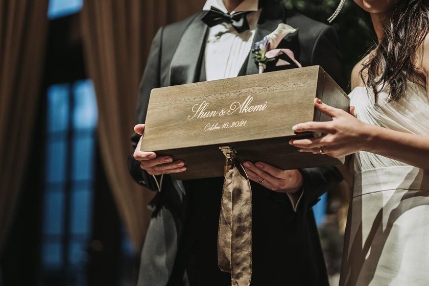 Ideas to Incorporate Wine-Dyed Paper Items for Wine-Loving Couples ♡🍷にて紹介している画像