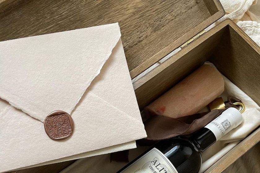 Ideas to Incorporate Wine-Dyed Paper Items for Wine-Loving Couples ♡🍷にて紹介している画像