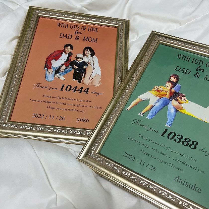 It's nice to have everyone in the picture! An idea for displaying a "thank you" certificate for parenting by cutting out and framing a family photo from when the children were young. 👪にて紹介している画像