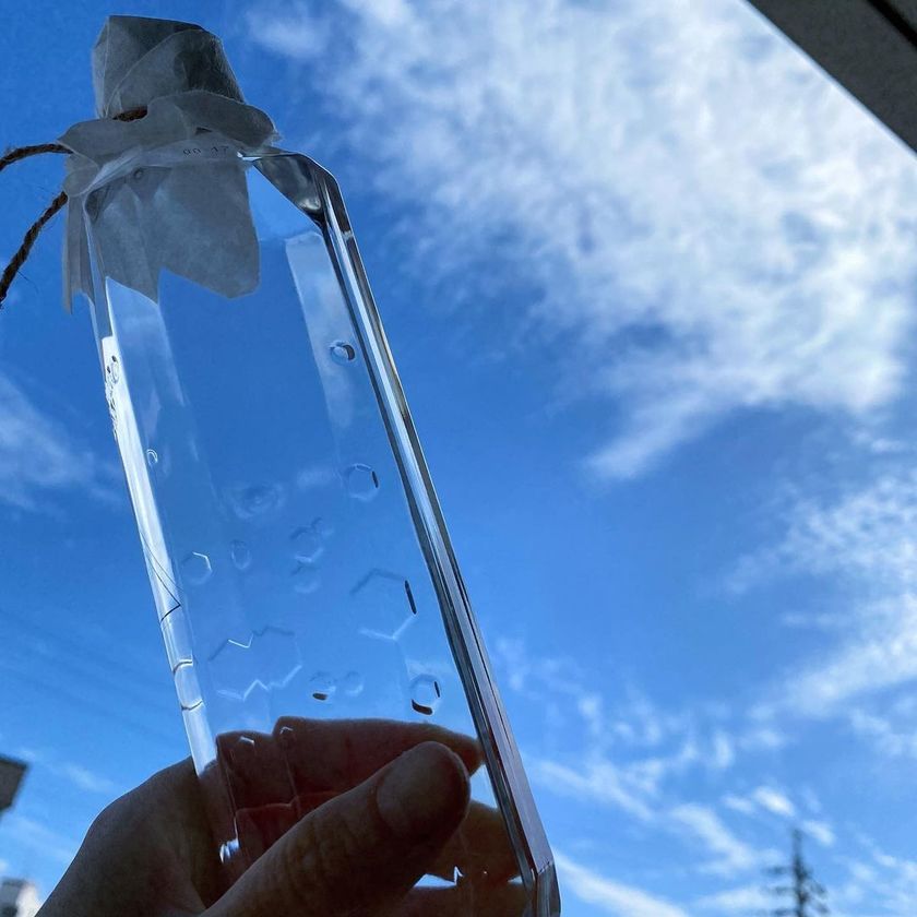 A classic for small gifts! If you're wrapping Lohaco Water without a label, using ○○ paper is stylish.にて紹介している画像