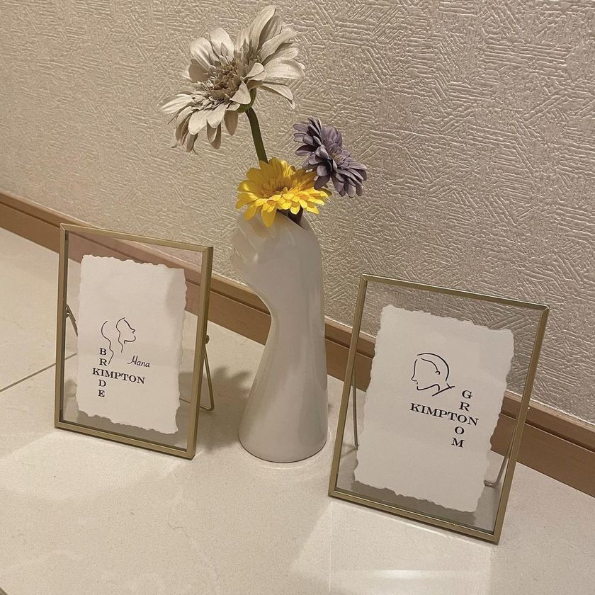 繋がってるみたい。新郎新婦の名前を縦と横で交差させる受付サインのアイデアが新しい♡にて紹介している画像