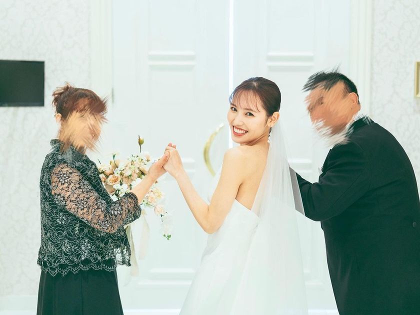 {Ceremony Entrance Scene} The performance where the three of you appear sandwiched between your dad and mom is wonderful♡にて紹介している画像