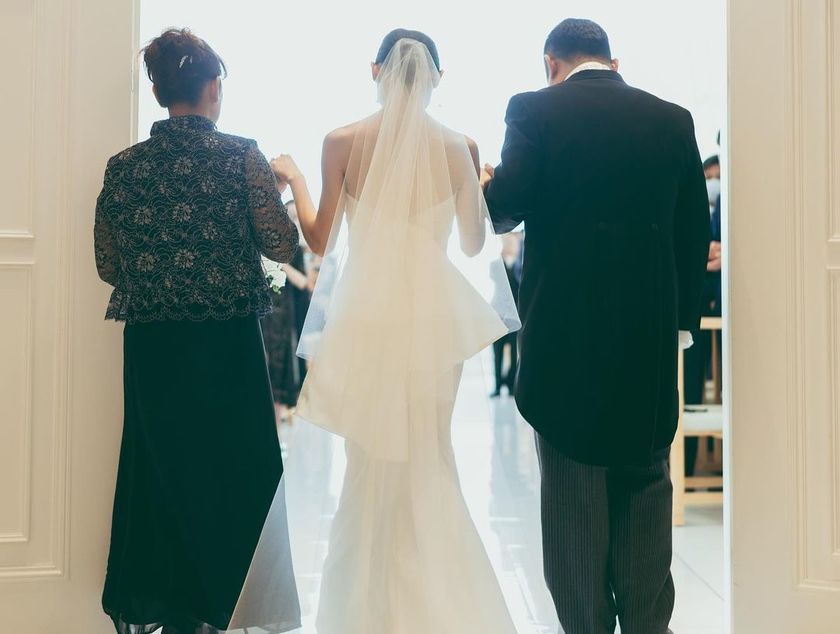 {Ceremony Entrance Scene} The performance where the three of you appear sandwiched between your dad and mom is wonderful♡にて紹介している画像