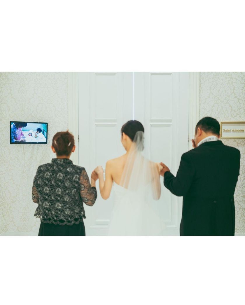 {Ceremony Entrance Scene} The performance where the three of you appear sandwiched between your dad and mom is wonderful♡にて紹介している画像