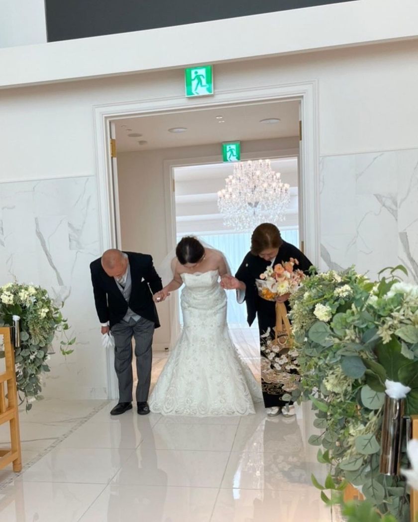 {Ceremony Entrance Scene} The performance where the three of you appear sandwiched between your dad and mom is wonderful♡にて紹介している画像