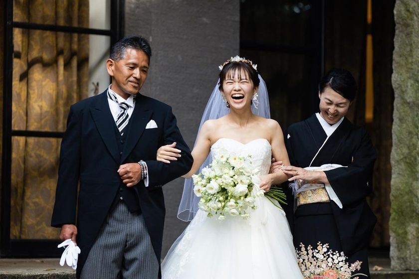 {Ceremony Entrance Scene} The performance where the three of you appear sandwiched between your dad and mom is wonderful♡にて紹介している画像