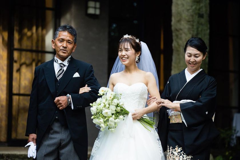 {Ceremony Entrance Scene} The performance where the three of you appear sandwiched between your dad and mom is wonderful♡にて紹介している画像