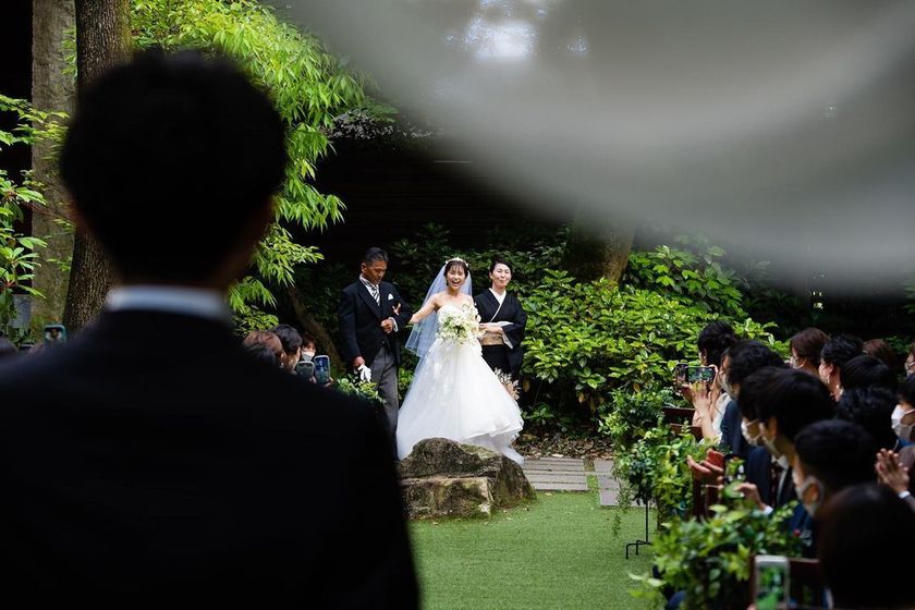 {Ceremony Entrance Scene} The performance where the three of you appear sandwiched between your dad and mom is wonderful♡にて紹介している画像