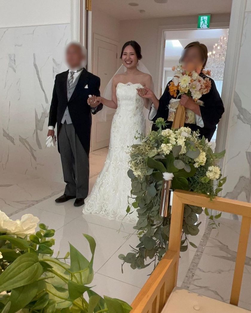 {Ceremony Entrance Scene} The performance where the three of you appear sandwiched between your dad and mom is wonderful♡にて紹介している画像