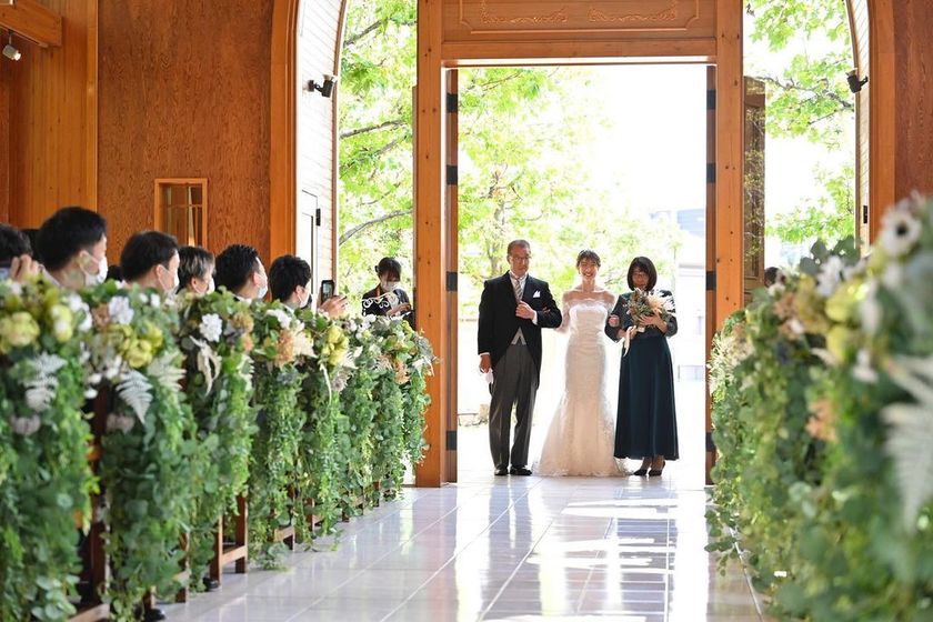 {Ceremony Entrance Scene} The performance where the three of you appear sandwiched between your dad and mom is wonderful♡にて紹介している画像