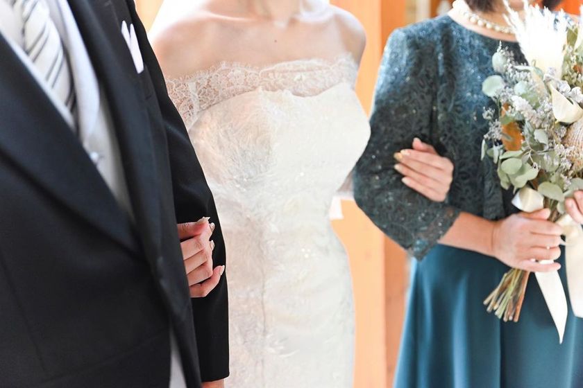 {Ceremony Entrance Scene} The performance where the three of you appear sandwiched between your dad and mom is wonderful♡にて紹介している画像