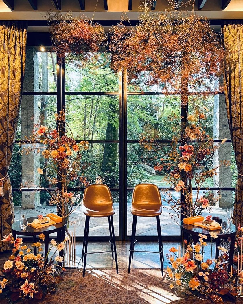 テーブルの横だけじゃなくて、上にも♡高砂にはハンギングタイプの【天井装花】を追加すると可愛さアップ！にて紹介している画像