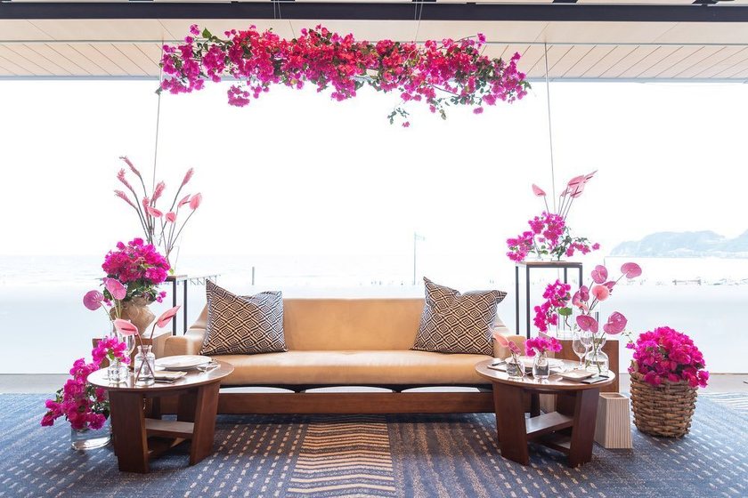 テーブルの横だけじゃなくて、上にも♡高砂にはハンギングタイプの【天井装花】を追加すると可愛さアップ！にて紹介している画像