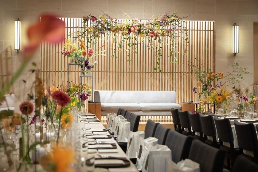 テーブルの横だけじゃなくて、上にも♡高砂にはハンギングタイプの【天井装花】を追加すると可愛さアップ！にて紹介している画像