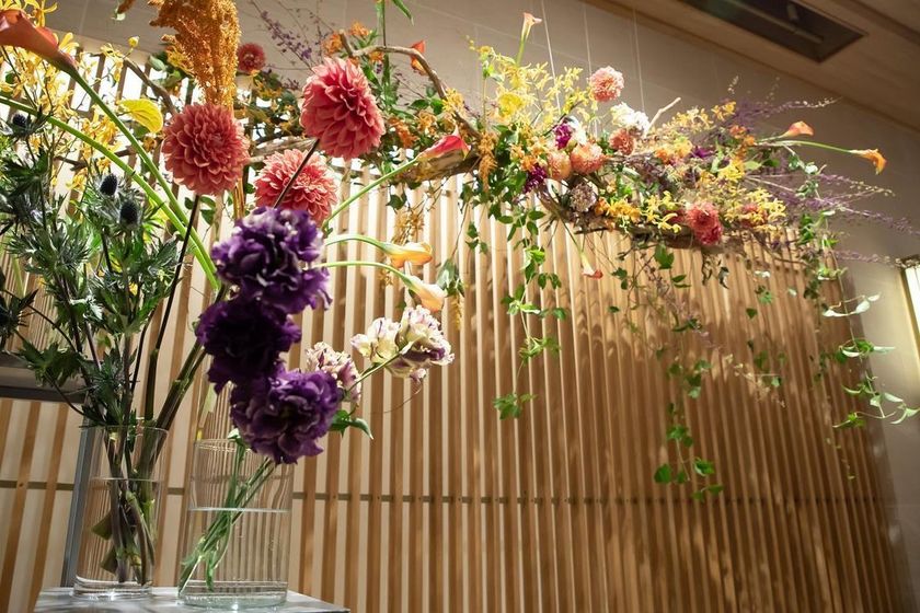 テーブルの横だけじゃなくて、上にも♡高砂にはハンギングタイプの【天井装花】を追加すると可愛さアップ！にて紹介している画像