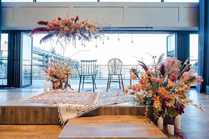 テーブルの横だけじゃなくて、上にも♡高砂にはハンギングタイプの【天井装花】を追加すると可愛さアップ！にて紹介している画像