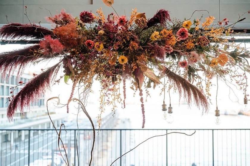 テーブルの横だけじゃなくて、上にも♡高砂にはハンギングタイプの【天井装花】を追加すると可愛さアップ！にて紹介している画像