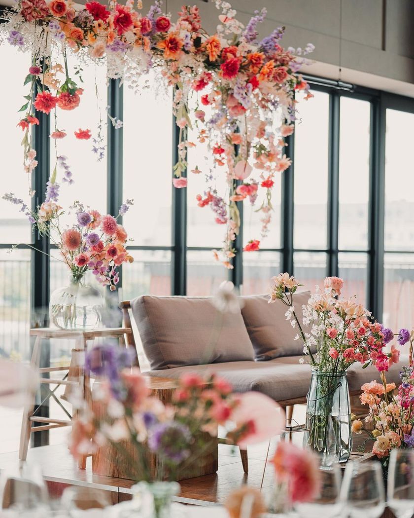 テーブルの横だけじゃなくて、上にも♡高砂にはハンギングタイプの【天井装花】を追加すると可愛さアップ！にて紹介している画像