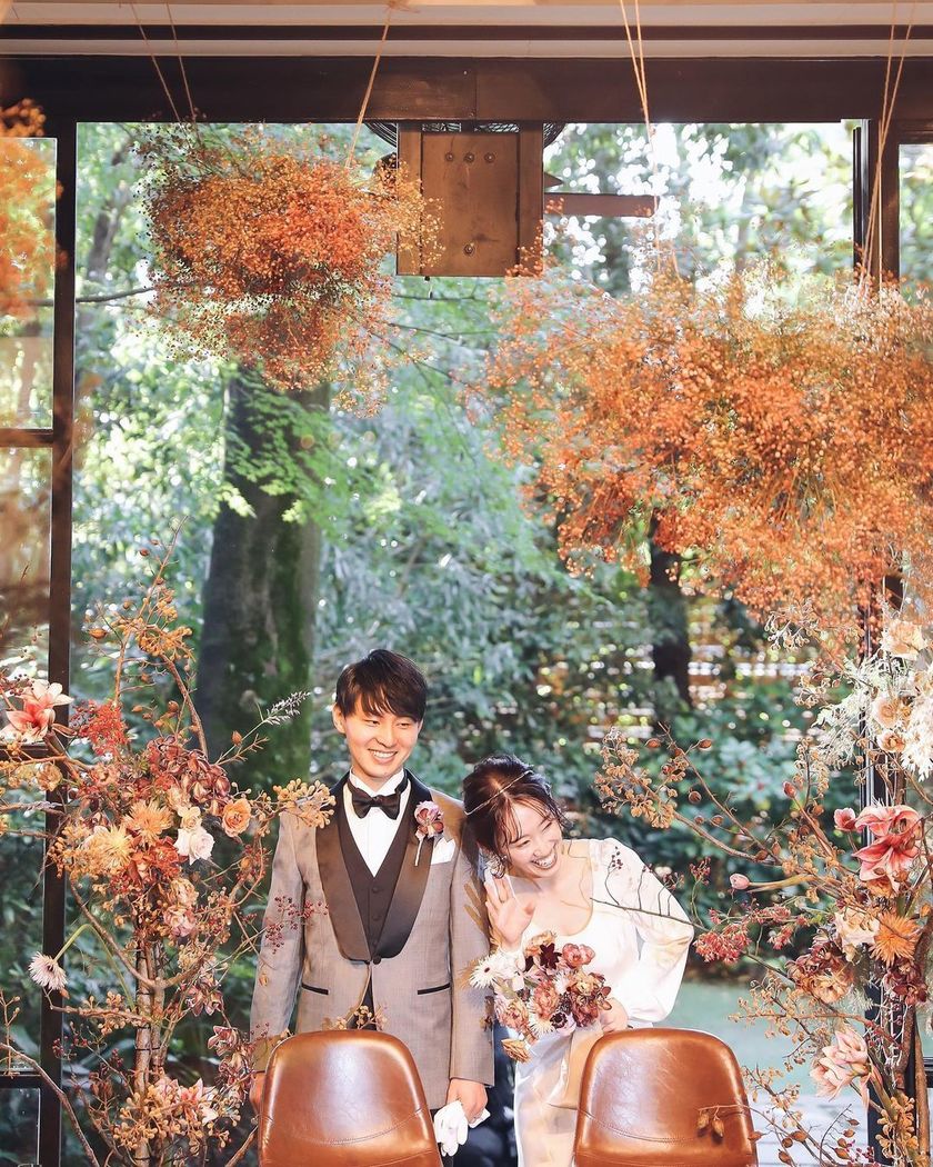 テーブルの横だけじゃなくて、上にも♡高砂にはハンギングタイプの【天井装花】を追加すると可愛さアップ！にて紹介している画像