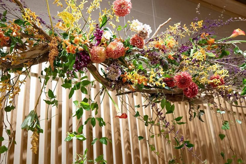 テーブルの横だけじゃなくて、上にも♡高砂にはハンギングタイプの【天井装花】を追加すると可愛さアップ！にて紹介している画像